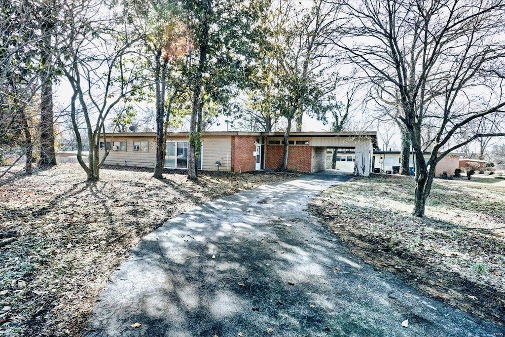 single story home with a carport