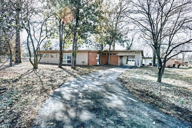 single story home with a carport