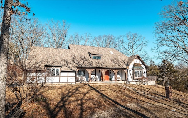 view of front of house featuring a front lawn