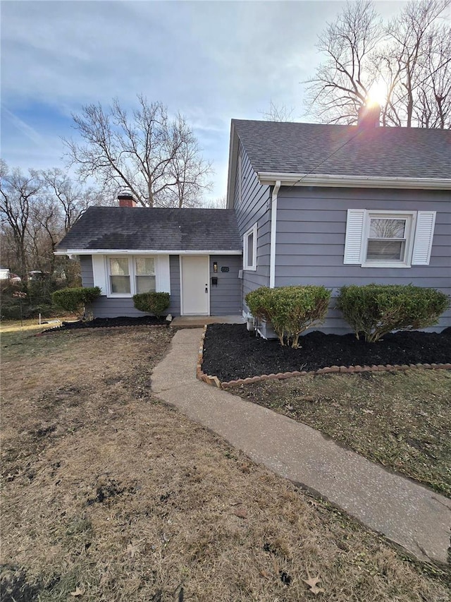 view of front of property featuring a front yard