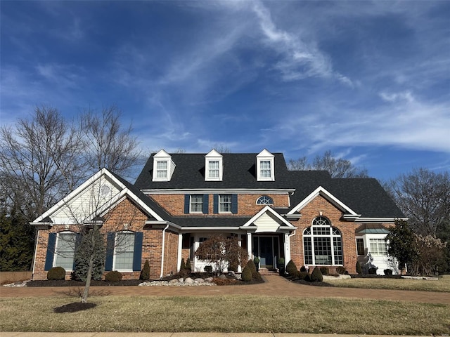 view of front facade featuring a front lawn