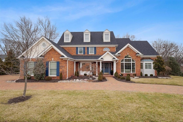 view of front of property featuring a front yard