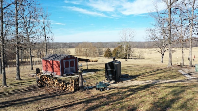 view of yard featuring a shed and a rural view