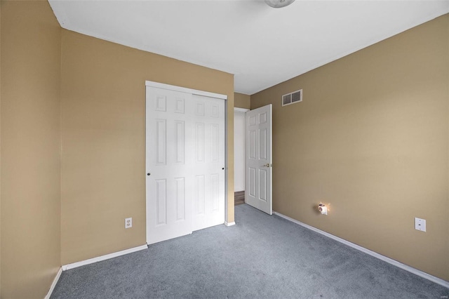 unfurnished bedroom featuring carpet flooring and a closet