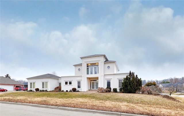 view of front of home featuring a front lawn