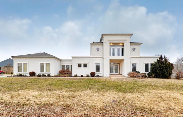 view of front of property featuring a front yard