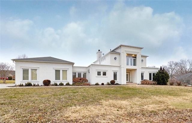 view of front of home featuring a front lawn