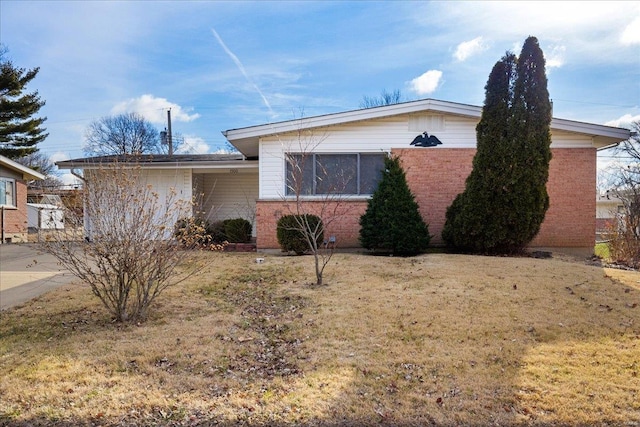 view of front of property featuring a front yard