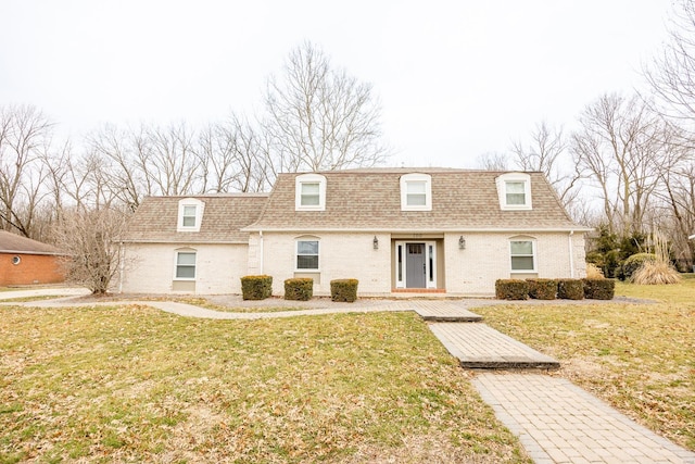 view of front of home featuring a front lawn