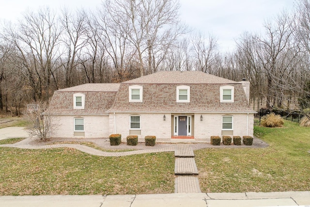 view of front of home featuring a front lawn