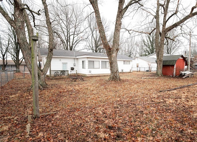 view of yard with a storage unit