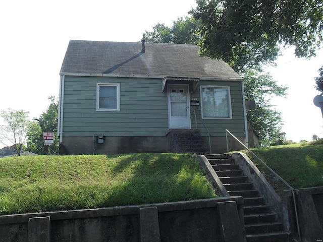 view of front facade with a front yard