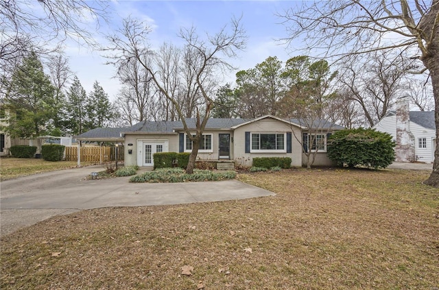 ranch-style house featuring a front lawn