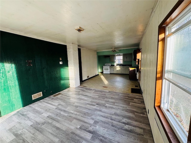 unfurnished room featuring light hardwood / wood-style floors