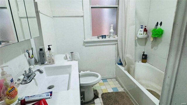 full bathroom featuring shower / tub combo with curtain, sink, and toilet