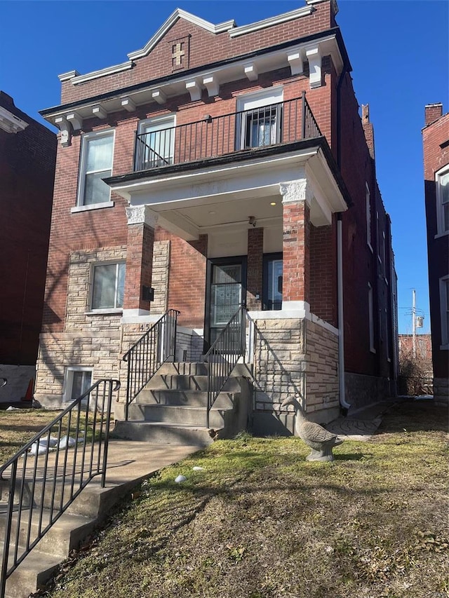 view of front of home with covered porch and a front yard