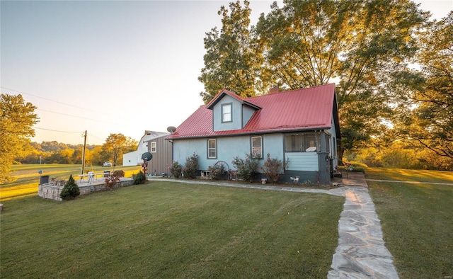 view of front of house featuring a front lawn