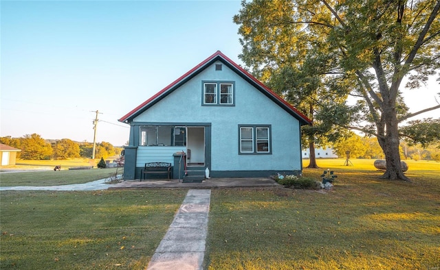 bungalow featuring a front yard