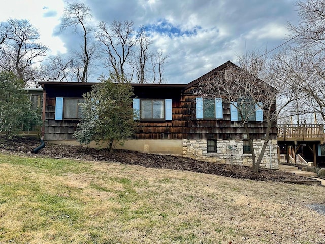 view of front of home with a front yard