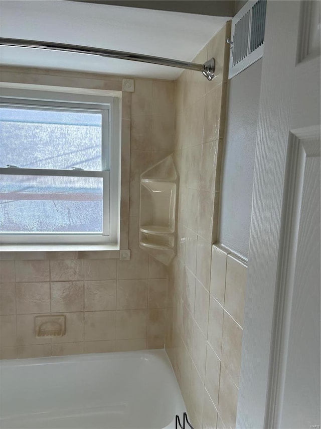 bathroom with tiled shower / bath combo