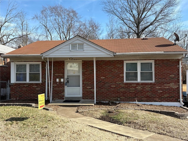 view of front of property featuring a front lawn