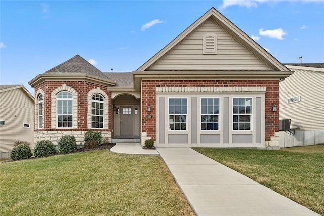 view of front of property featuring cooling unit and a front yard