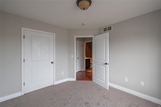 unfurnished bedroom featuring carpet floors