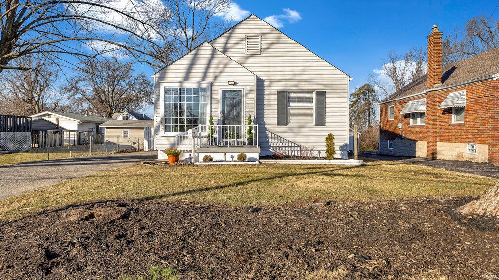 view of front facade featuring a front yard