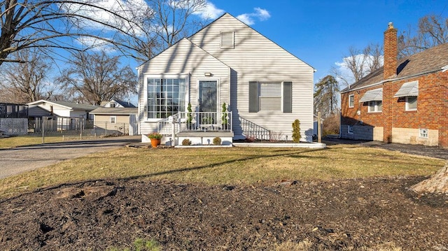 view of front facade featuring a front yard