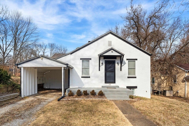 view of front of home featuring a carport and a front lawn