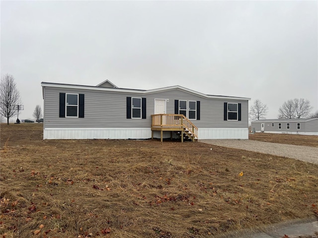 manufactured / mobile home featuring a front lawn