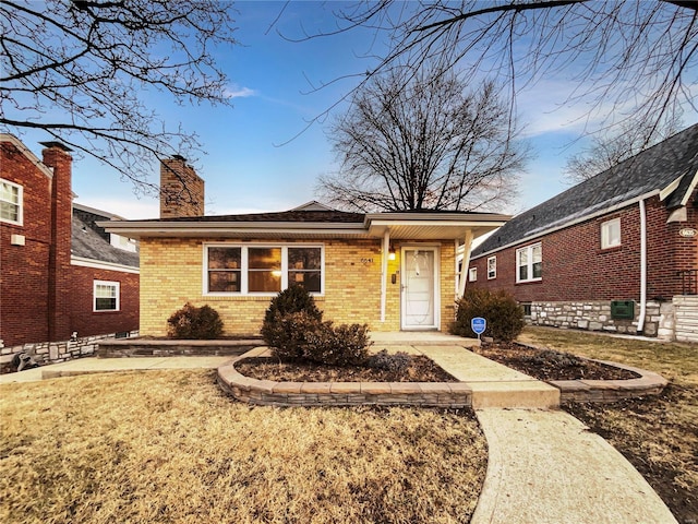 view of front of property featuring a front lawn