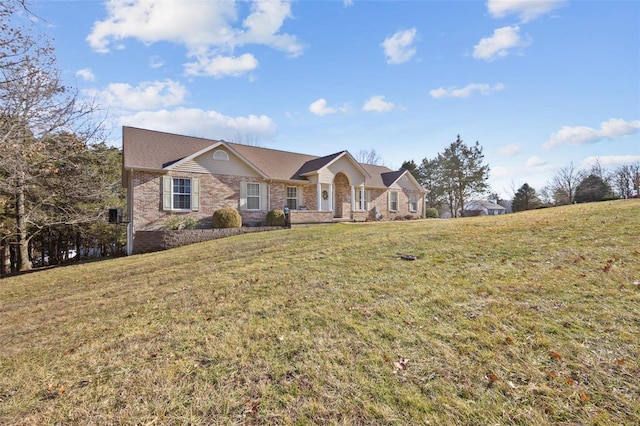 ranch-style house featuring a front yard