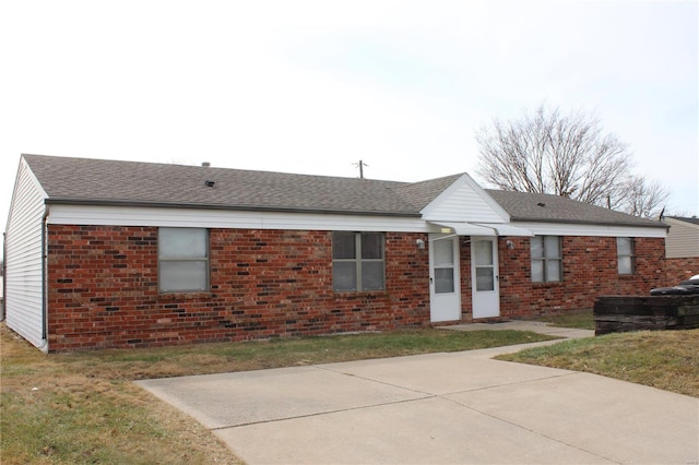 single story home featuring a front yard