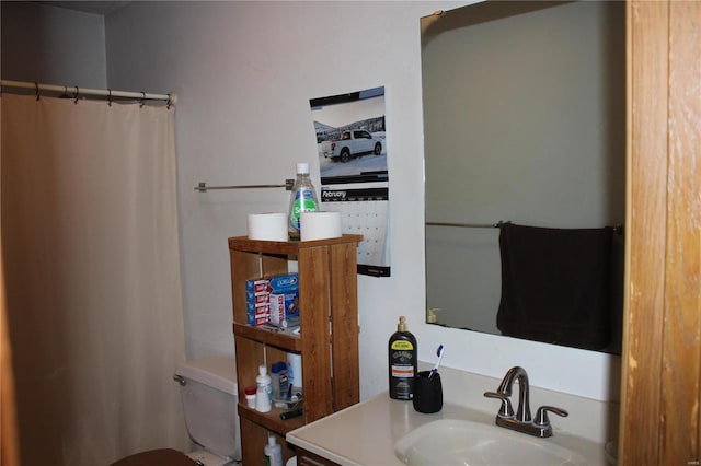 bathroom featuring a shower with curtain, vanity, and toilet