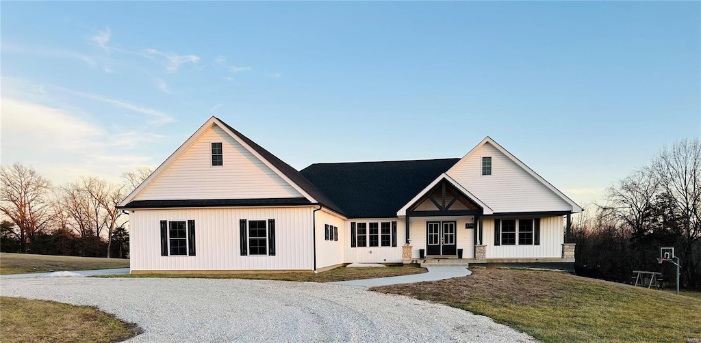 view of front of house featuring a front lawn