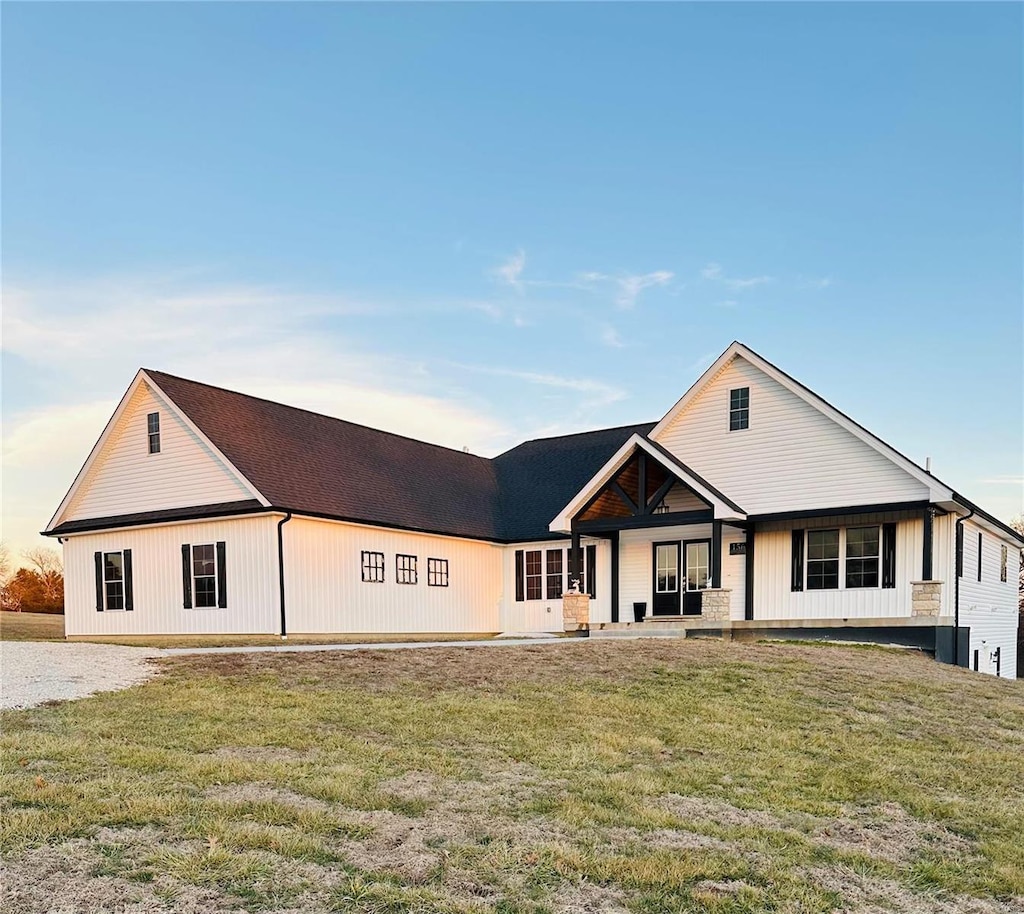 view of front facade with a front yard