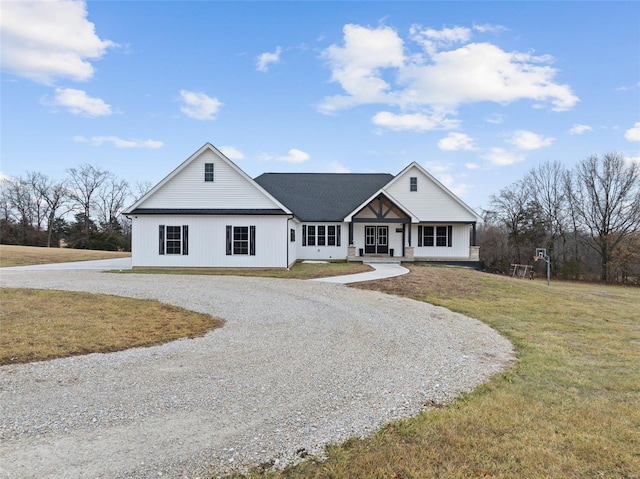 view of front facade featuring a front lawn