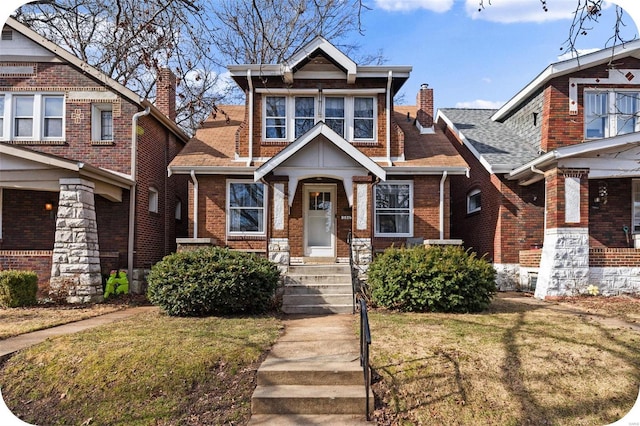 view of front of property featuring a front yard