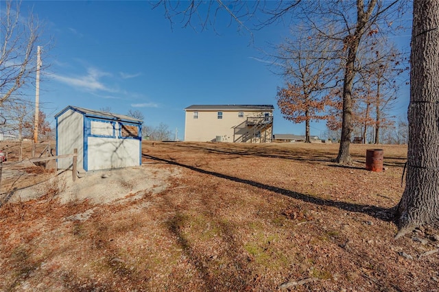 view of yard featuring a shed