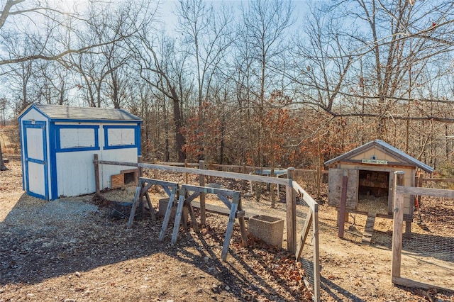 view of yard featuring a storage unit