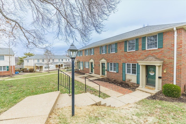 townhome / multi-family property featuring a front yard