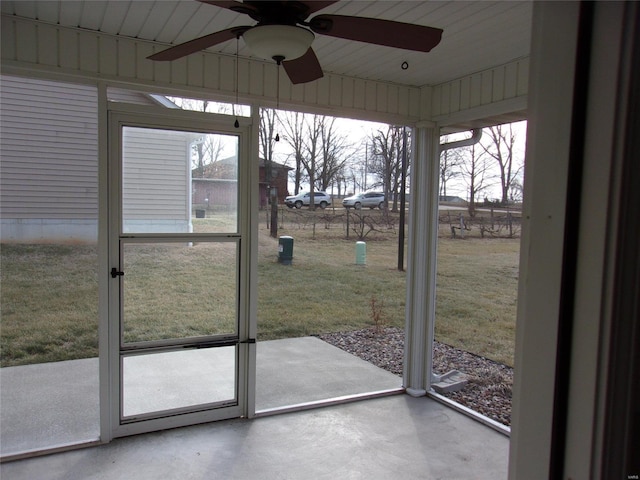 entryway featuring concrete floors and ceiling fan