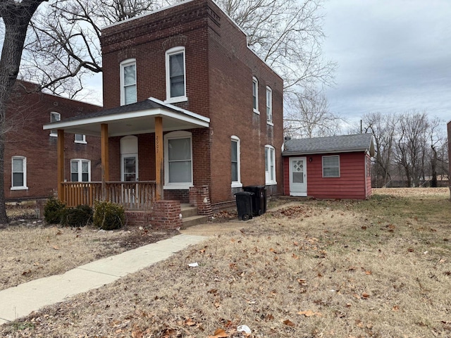 view of front of house featuring covered porch and a front lawn