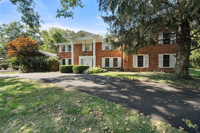 view of front of home with a front lawn