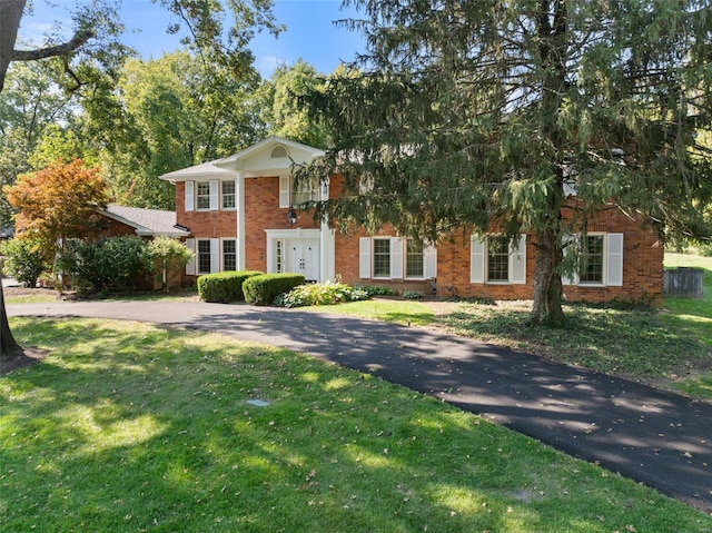 view of front of property with a front yard