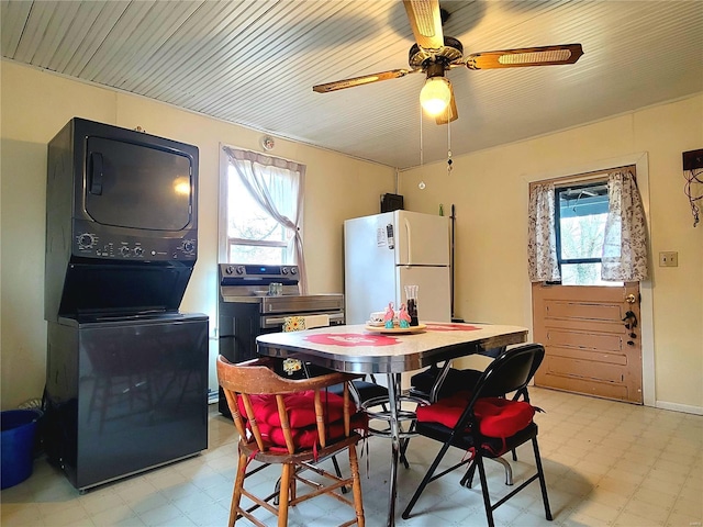 dining area with stacked washer and clothes dryer and ceiling fan