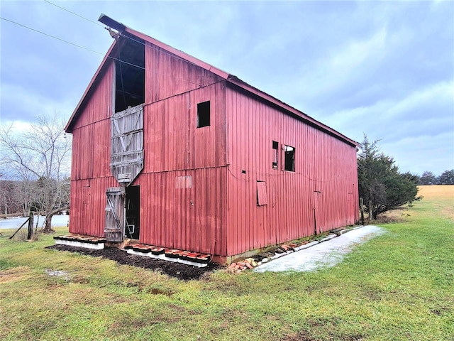 view of outbuilding featuring a yard