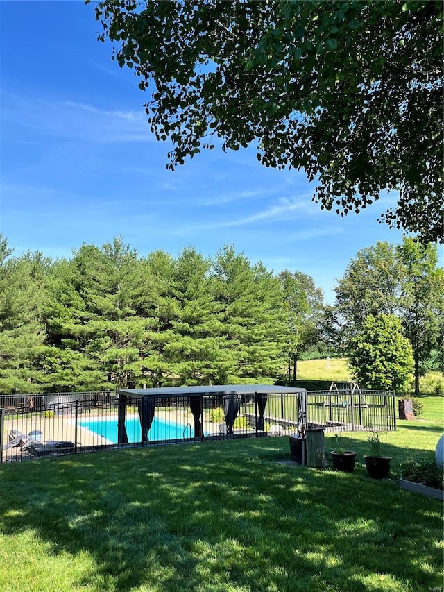 view of yard featuring a fenced in pool