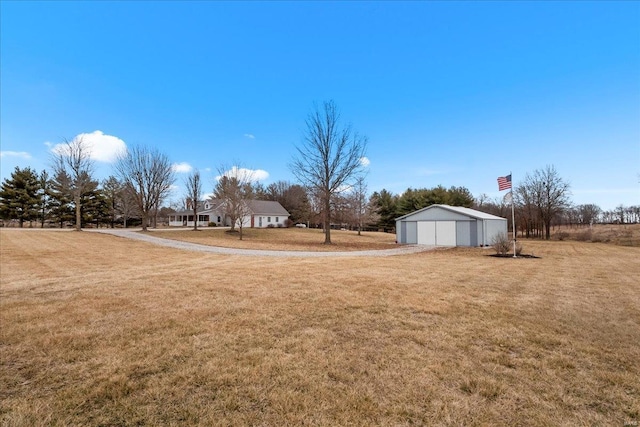 view of yard with an outbuilding